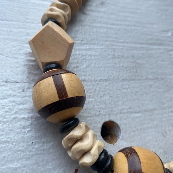 Unique geometric beaded necklace - Picture 2 of 3